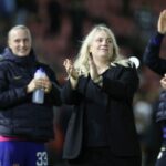 Emma Hayes aplaude os torcedores após a vitória no Tottenham