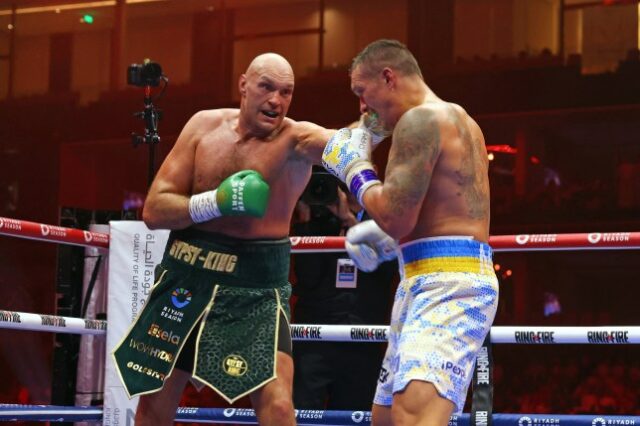 Oleksandr Usyk luta contra Tyson Fury durante uma luta pelo campeonato mundial de boxe peso pesado