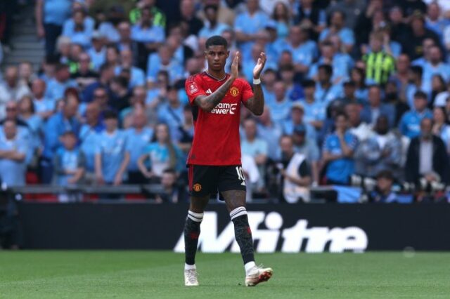 Marcus Rashford aplaude os torcedores após ser substituído durante a partida da final da Emirates FA Cup entre Manchester City e Manchester United