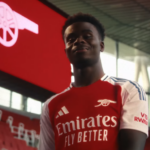 Bukayo Saka modela o novo kit caseiro do Arsenal com o famoso símbolo canônico do clube