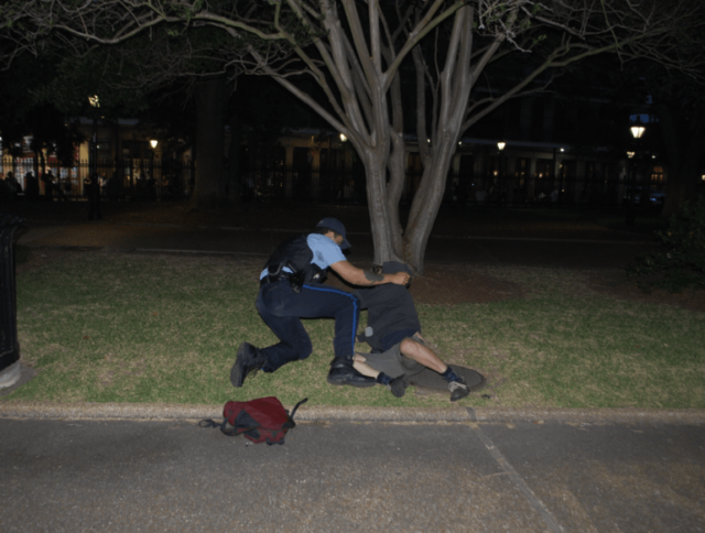 Um oficial aborda um manifestante pró-Palestina durante uma tentativa de acampamento fora do campus no centro da cidade de Nova Orleans