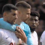 Cristiano Romero enfrenta o companheiro de equipe do Tottenham, Emerson Royal