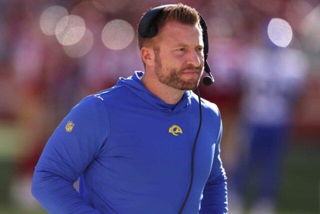 SANTA CLARA, CALIFÓRNIA - 07 DE JANEIRO: O técnico do Los Angeles Rams, Sean McVay, observa durante um jogo contra o San Francisco 49ers no Levi's Stadium em 07 de janeiro de 2024 em Santa Clara, Califórnia