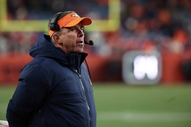 DENVER, COLORADO - 26 DE NOVEMBRO: O técnico Sean Payton do Denver Broncos observa o quarto período do jogo contra o Cleveland Browns no Empower Field At Mile High em 26 de novembro de 2023 em Denver, Colorado.