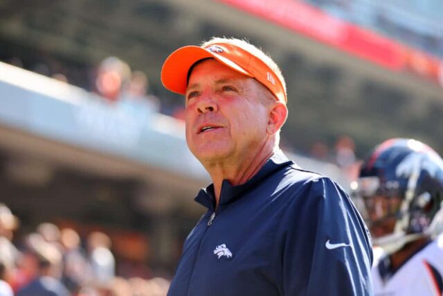 O técnico Sean Payton, do Denver Broncos, entra em campo antes do jogo contra o Chicago Bears no Soldier Field em 01 de outubro de 2023 em Chicago, Illinois.