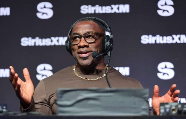 LAS VEGAS, NEVADA - 07 DE FEVEREIRO: Shannon Sharpe fala no SiriusXM no Super Bowl LVIII em 7 de fevereiro de 2024 em Las Vegas, Nevada.