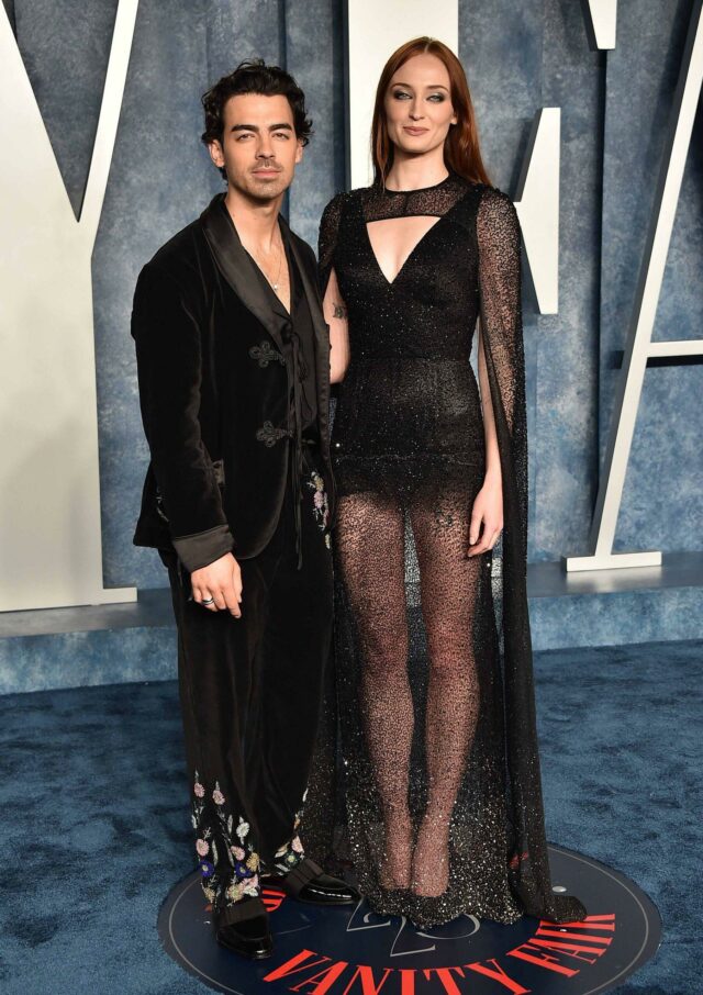 Joe Jonas e Sophie Turner posam no tapete vermelho