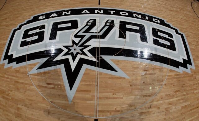 O logotipo do San Antonio Spurs no primeiro jogo das quartas de final da Conferência Oeste durante os playoffs da NBA de 2009 no AT&T Center em 18 de abril de 2009 em San Antonio, Texas.  NOTA AO USUÁRIO: O usuário reconhece e concorda expressamente que, ao baixar e/ou usar esta fotografia, o usuário concorda com os termos e condições do Contrato de Licença da Getty Images.