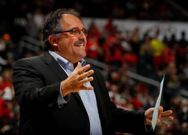 ATLANTA, GA - 11 DE FEVEREIRO: Stan Van Gundy do Detroit Pistons reage durante o jogo contra o Atlanta Hawks na Philips Arena em 11 de fevereiro de 2018 em Atlanta, Geórgia.  NOTA AO USUÁRIO: O Usuário reconhece e concorda expressamente que, ao baixar e/ou usar esta fotografia, o Usuário está concordando com os termos e condições do Contrato de Licença da Getty Images. 