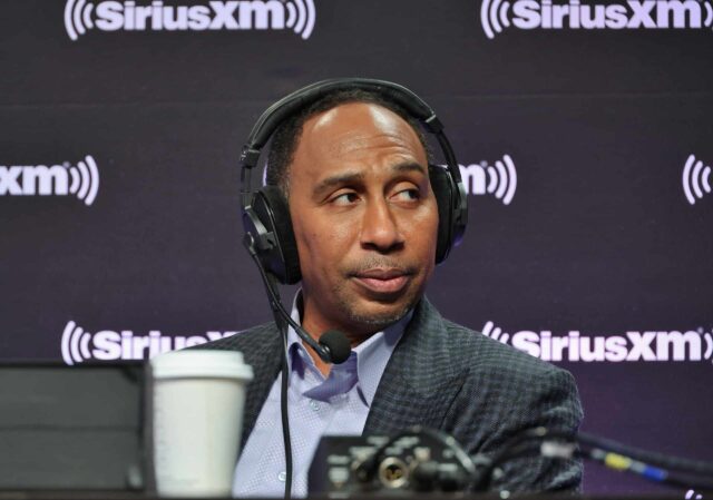 Stephen A. Smith comparece ao SiriusXM no Super Bowl LVII em 9 de fevereiro de 2023 em Phoenix, Arizona