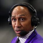 LAS VEGAS, NEVADA - FEVEREIRO 08: A personalidade da televisão esportiva Stephen A. Smith é vista no Radio Row antes do Super Bowl LVIII no Mandalay Bay Convention Center em 08 de fevereiro de 2024 em Las Vegas, Nevada.