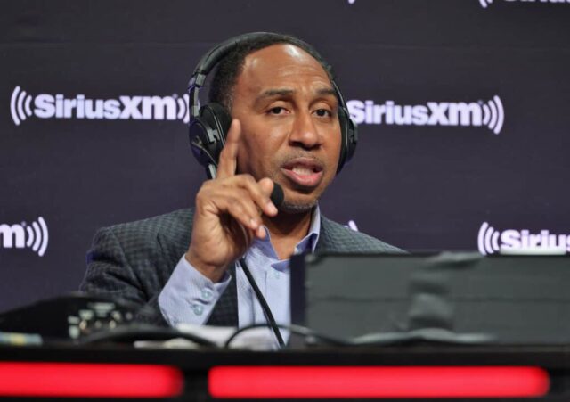 PHOENIX, ARIZONA - FEVEREIRO 09: Stephen A. Smith participa do SiriusXM no Super Bowl LVII em 09 de fevereiro de 2023 em Phoenix, Arizona.