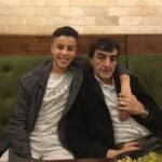 Taha Mahamid, 15 anos, e seu pai, Ibrahim Mahamid, posam para uma foto em um restaurante na Cisjordânia.  Ambos foram baleados e mortos pelas forças israelenses.
