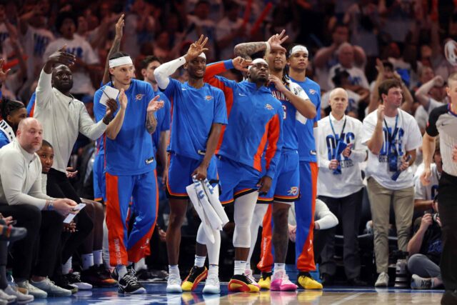 OKLAHOMA CITY, OKLAHOMA - 24 DE ABRIL: Os jogadores do Oklahoma City Thunder reagem do banco após uma cesta de três pontos durante o segundo jogo da primeira rodada dos playoffs da NBA contra o New Orleans Pelicans no Paycom Center em 24 de abril de 2024 em Oklahoma City, Oklahoma .