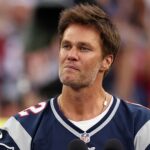 O ex-quarterback do New England Patriots, Tom Brady, fala durante uma cerimônia em homenagem a ele no intervalo do jogo do New England contra o Philadelphia Eagles no Gillette Stadium em 10 de setembro de 2023 em Foxborough, Massachusetts.