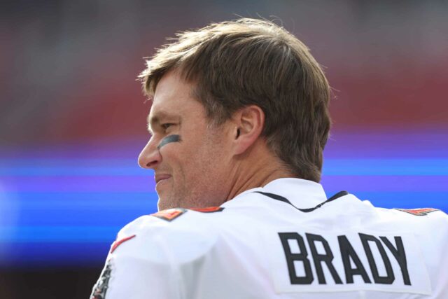 Tom Brady, nº 12 do Tampa Bay Buccaneers, reage antes do jogo contra o San Francisco 49ers no Levi's Stadium em 11 de dezembro de 2022 em Santa Clara, Califórnia.