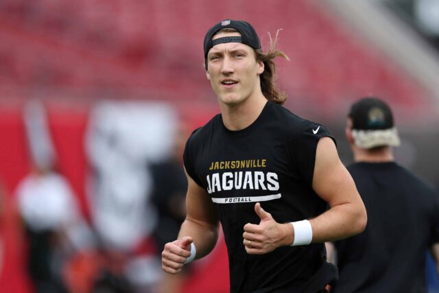 TAMPA, FLÓRIDA - 24 DE DEZEMBRO: Trevor Lawrence nº 16 do Jacksonville Jaguars se aquece antes do jogo contra o Tampa Bay Buccaneers no Raymond James Stadium em 24 de dezembro de 2023 em Tampa, Flórida.