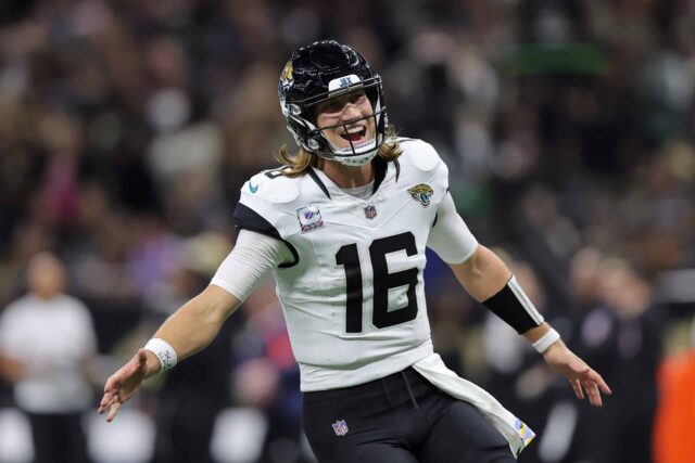 Trevor Lawrence nº 16 do Jacksonville Jaguars comemora depois de lançar um passe para touchdown de 44 jardas para Christian Kirk nº 13 (não retratado) durante o quarto período contra o New Orleans Saints no Caesars Superdome em 19 de outubro de 2023 em Nova Orleans, Louisiana.