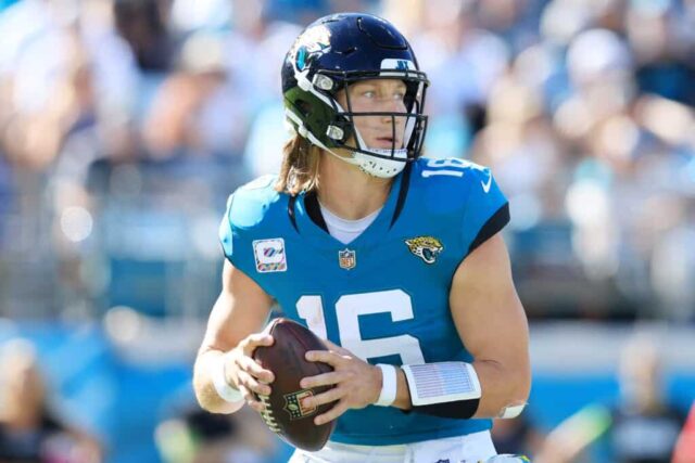 Trevor Lawrence #16 do Jacksonville Jaguars espera passar durante o quarto período contra o Indianapolis Colts no EverBank Stadium em 15 de outubro de 2023 em Jacksonville, Flórida.