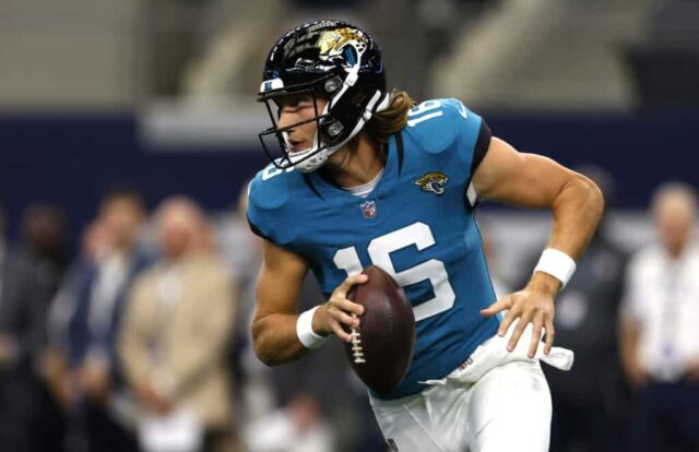 Trevor Lawrence # 16 do Jacksonville Jaguars pretende passar contra o Dallas Cowboys durante a primeira metade de um jogo de pré-temporada no AT&T Stadium em 12 de agosto de 2023 em Arlington, Texas.