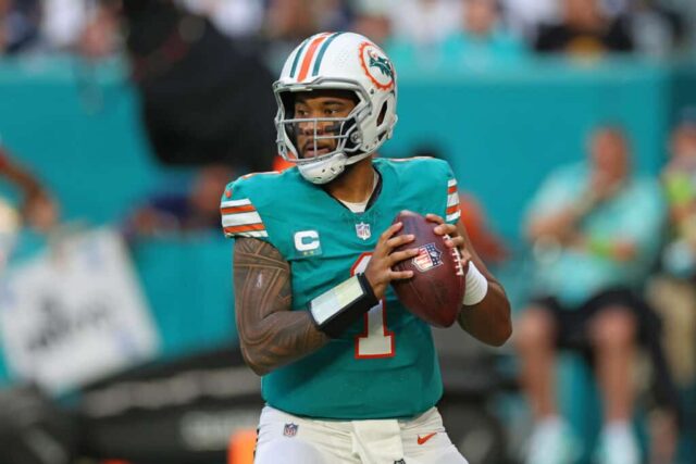 MIAMI GARDENS, FLÓRIDA - 24 DE DEZEMBRO: Tua Tagovailoa nº 1 do Miami Dolphins recua para passar durante um jogo contra o Dallas Cowboys no Hard Rock Stadium em 24 de dezembro de 2023 em Miami Gardens, Flórida.  Os Dolphins derrotaram os Cowboys por 22-20.