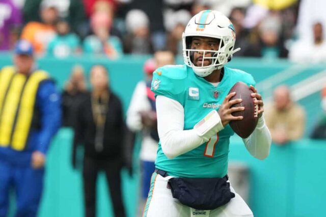 Tua Tagovailoa nº 1 do Miami Dolphins recua para passar durante o primeiro quarto do jogo contra o Green Bay Packers no Hard Rock Stadium em 25 de dezembro de 2022 em Miami Gardens, Flórida.