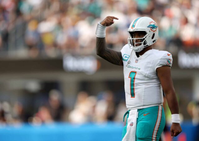 Tua Tagovailoa, nº 1 do Miami Dolphins, sinaliza ao retornar ao campo durante uma vitória dos Dolphins por 36-34 sobre o Los Angeles Chargers no SoFi Stadium em 10 de setembro de 2023 em Inglewood, Califórnia.