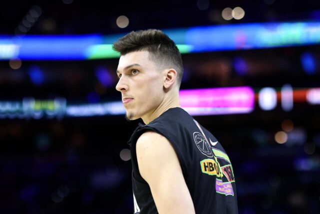 Tyler Herro # 14 do Miami Heat enfrenta o Philadelphia 76ers no Wells Fargo Center em 27 de fevereiro de 2023 na Filadélfia, Pensilvânia.  NOTA AO USUÁRIO: O Usuário reconhece e concorda expressamente que, ao baixar e/ou usar esta fotografia, o Usuário está concordando com os termos e condições do Contrato de Licença da Getty Images.