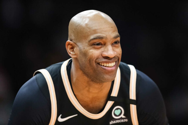 ATLANTA, GA - 22 DE JANEIRO: Vince Carter # 15 do Atlanta Hawks reage durante o primeiro quarto de um jogo contra o Los Angeles Clippers na State Farm Arena em 22 de janeiro de 2020 em Atlanta, Geórgia.  NOTA AO USUÁRIO: O Usuário reconhece e concorda expressamente que, ao baixar e/ou usar esta fotografia, o Usuário está concordando com os termos e condições do Contrato de Licença da Getty Images.