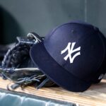 Um chapéu e uma luva do New York Yankees estão no banco de reservas antes do início do jogo dos Yankees e Baltimore Orioles no Oriole Park em Camden Yards em 6 de abril de 2019 em Baltimore, Maryland.