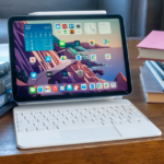 Um iPad Air com teclado sobre uma mesa.