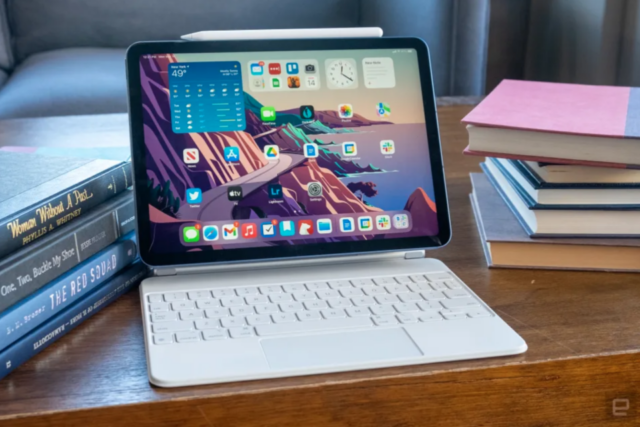 Um iPad Air com teclado sobre uma mesa.