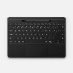O novo teclado Surface Pro Flex apresenta um touchpad maior com sensação ao toque aprimorada, suportes de fibra de carbono para maior estabilidade e capacidade de funcionar mesmo quando completamente desconectado.