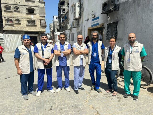 Dr Lahna, centro, com seus colegas da PalMed Europe e Rahma International em Gaza (Cortesia de Zouhair Lahna)