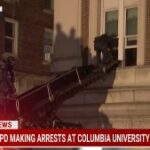 O apelo 'delirante' de manifestante estudantil de Columbia por 'ajuda humanitária' se torna viral |  Vídeo