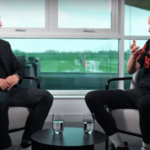 Erik ten Hag conversa com Gary Neville para uma entrevista na Sky Sports