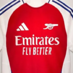 Uma foto da nova camisa da Adidas para o Arsenal antes da temporada 2024-25
