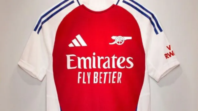 Uma foto da nova camisa da Adidas para o Arsenal antes da temporada 2024-25