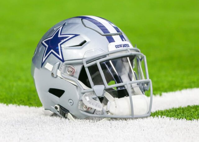 O capacete do Dallas Cowboys fica em campo durante o jogo de futebol entre o Dallas Cowboys e o Houston Texans em 30 de agosto de 2018 no NRG Stadium em Houston, Texas.