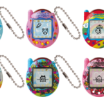 Conexão Tamagotchi retratada em seis cores: Bubbles (azul claro), Ice Cream (rosa), Rainbow Sky, o multicolorido Clear Retro e Blue e Pink Graffiti