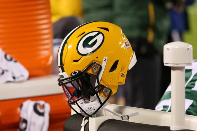 Um capacete do Green Bay Packers durante um jogo da NFL entre o Green Bay Packers e o Kansas City Chiefs em 27 de outubro de 2019 no Arrowhead Stadium em Kansas City, MO.