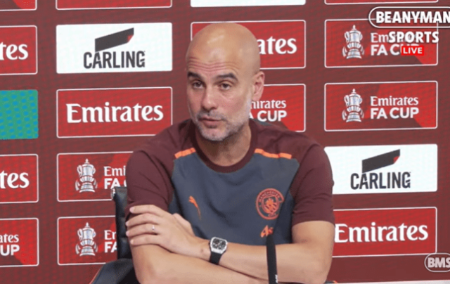 Pep Guardiola falando à mídia antes da final da Copa da Inglaterra