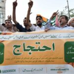 Os caxemires da cidade de Karachi, no sul do Paquistão, também realizaram manifestações para apoiar os protestos na Caxemira administrada pelo Paquistão.  (Shahzaib Akber/EPA)