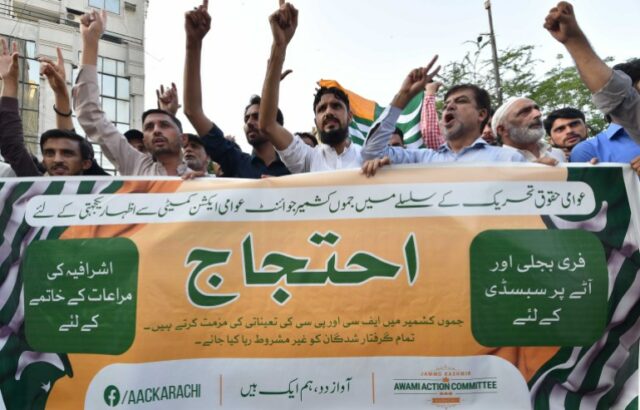 Os caxemires da cidade de Karachi, no sul do Paquistão, também realizaram manifestações para apoiar os protestos na Caxemira administrada pelo Paquistão.  (Shahzaib Akber/EPA)