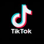 tik-tok-logotipo-pano de fundo preto