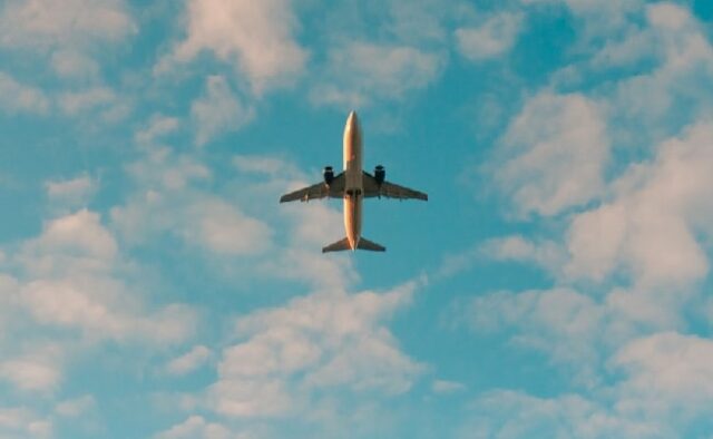 'Little Terrifying': pedaço de gelo aparentemente cai do avião e bate na casa dos EUA