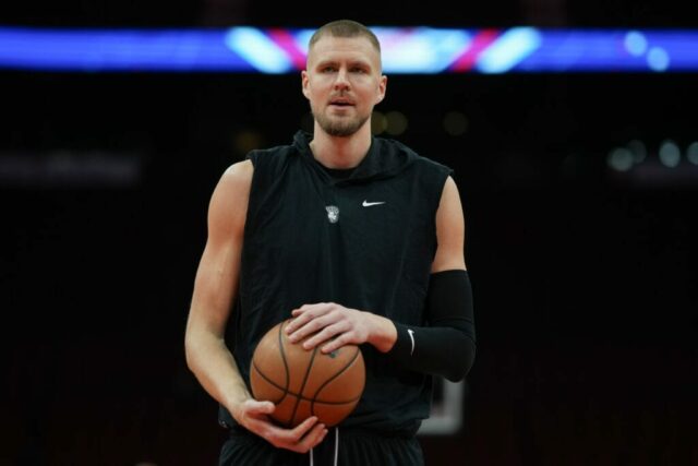 HOUSTON, TEXAS - 21 DE JANEIRO: Kristaps Porzingis # 8 do Boston Celtics é visto durante o aquecimento antes do jogo contra o Houston Rockets no Toyota Center em 21 de janeiro de 2024 em Houston, Texas.  NOTA AO USUÁRIO: O Usuário reconhece e concorda expressamente que, ao baixar e/ou usar esta fotografia, o Usuário está concordando com os termos e condições do Contrato de Licença da Getty Images.