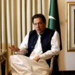 Quase ninguém 'lambeu' tantos sapatos quanto Imran Khan: Ministro da Defesa do Paquistão
