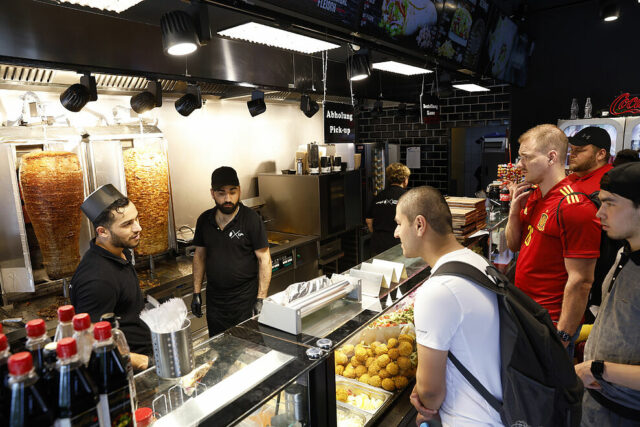 Na cozinha de Mangal Döner, o negócio multimilionário de Lukas Podolski