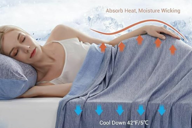 O cobertor que reduz a temperatura corporal em vários graus e está varrendo a Amazon com milhares de avaliações